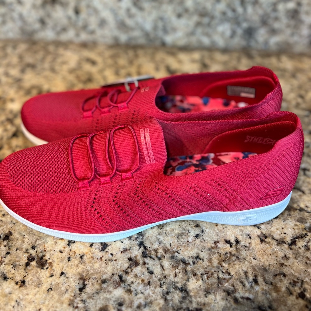 NWT - SKECHERS Stretch Fit custom fit! - Picture 4 of 6